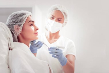 Haftasonu mezoterapi gören kadın kendini iyi hissediyor.