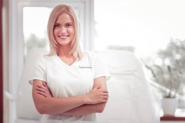 Güzellik uzmanı yeni güzellik salonunu açtıktan sonra gülümsüyor.