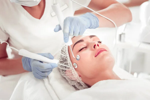 Jeune belle femme venant chez le cosmétologue après le travail — Photo