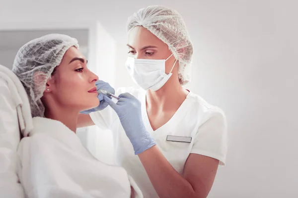 Professionele cosmetoloog doet mesotherapie injecties voor de klant — Stockfoto
