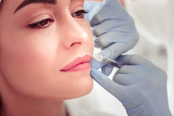 Klient podstupující mezoterapeutickou injekci po hlubokém očištění obličeje — Stock fotografie