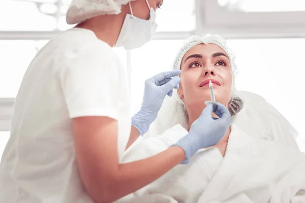 Cosmetologist interacting with client doing beauty shots for her — Stock Photo, Image