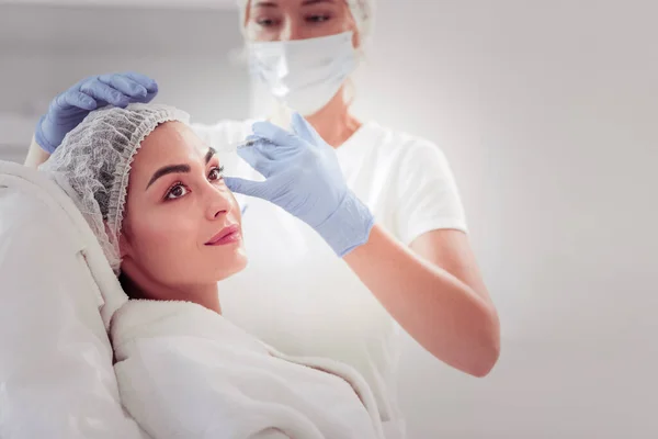 Mooie vrouw genieten van mesotherapie bezoeken favoriete cosmetoloog — Stockfoto