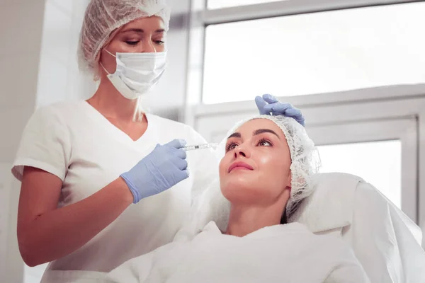 Professionele vrouwelijke cosmetoloog doet mesotherapie voor de klant — Stockfoto