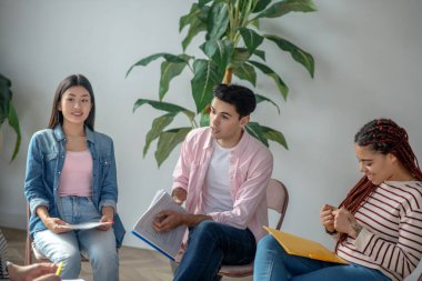 Gençler psikolojik terapi seanslarında iyi hissediyorlar.