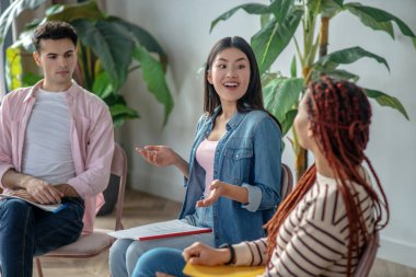 Genç Asyalı kadın terapi seansında iyi hissediyor.