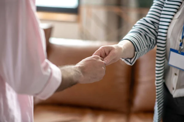 Primer plano de las manos de los hombres y las mujeres — Foto de Stock