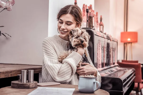 Mosolygó és boldog nő öleli kiskutyáját — Stock Fotó