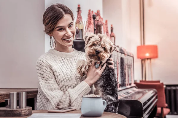 Mujer bonita abrazando a su cachorro visitando la cafetería —  Fotos de Stock