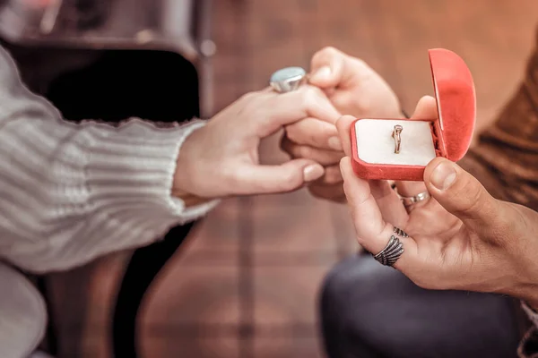 Detailní záběr na ruce ženy se zásnubním prstenem a kroužkovou krabicí — Stock fotografie