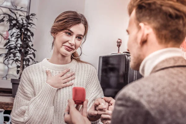 Concéntrese en la mujer feliz y sorprendida que se propone — Foto de Stock