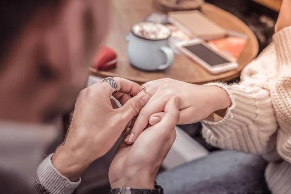 Close up of hands of man and woman during proposal — Stock Photo, Image