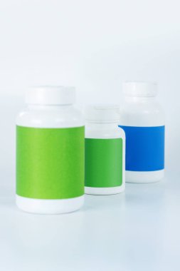 Bir sırada üç şişe vitamin.