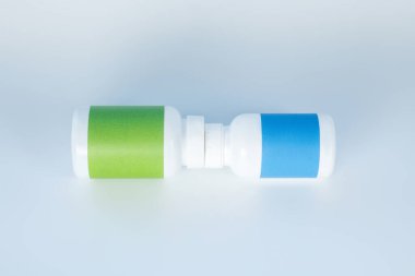 Yan yana duran iki şişe takviye.