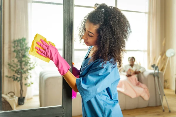 멋진 아프리카계 미국 여성 이 청소를 하는 모습 — 스톡 사진