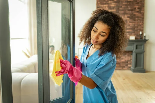 Profesional agradable joven enfermera con guantes de protección —  Fotos de Stock