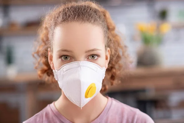 Aantrekkelijk langharig meisje met wit beschermend masker — Stockfoto