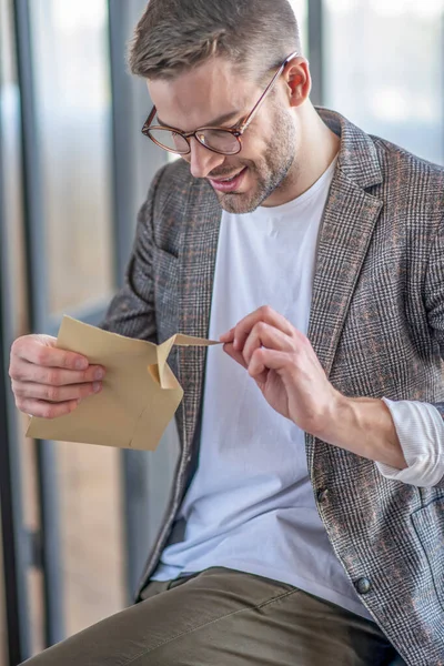 Stilvoller blonder Mann mit Brille sieht erwartungsvoll aus — Stockfoto