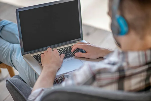 Imagen de cerca de un hombre escribiendo un mensaje en una computadora portátil —  Fotos de Stock