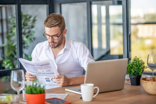 Joven hombre guapo en camisa blanca buscando involucrado — Foto de Stock