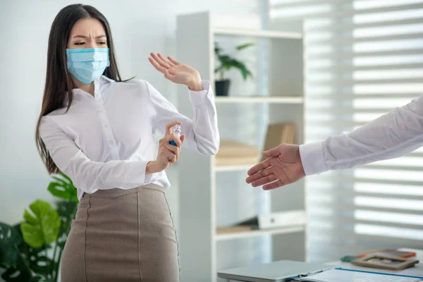 Jeune femme dans un masque de protection ayant l'air effrayé — Photo