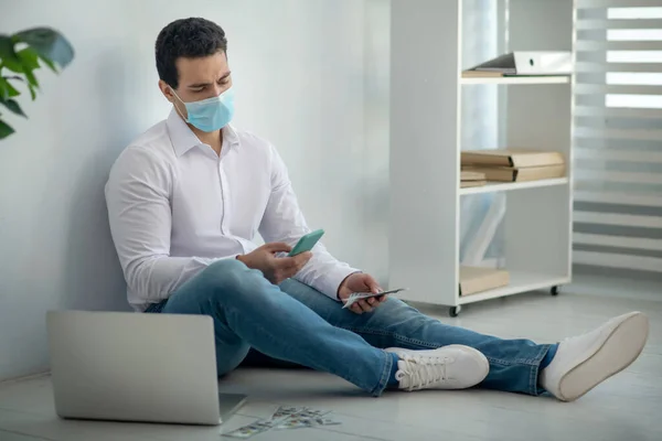 Man sitting on the floor and looking lost — Stock Photo, Image