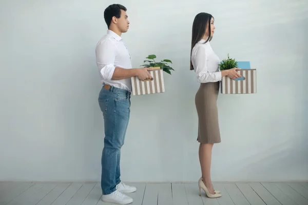 Mężczyzna i kobieta trzymający pudełka w rękach — Zdjęcie stockowe