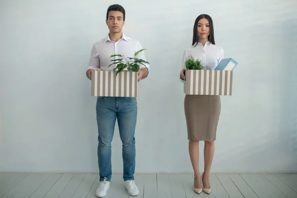 Man en vrouw staan met dozen in handen — Stockfoto