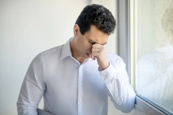 Uomo in camicia bianca che sembra frustrato — Foto Stock