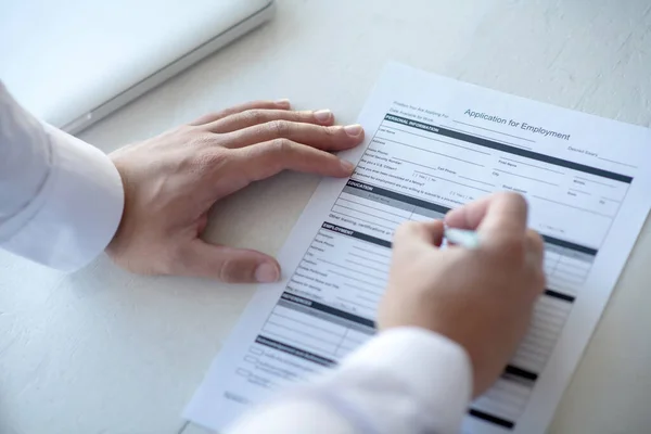 Großaufnahme eines Mannes, der die Dokumente unterschreibt — Stockfoto