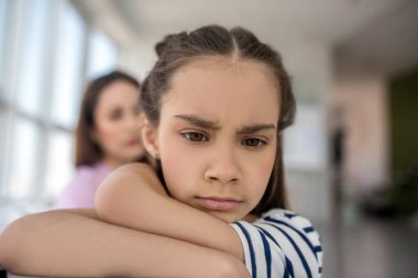 Üzgün kız annesinden uzaklaştı..