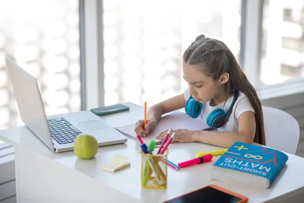 Girl of primary school age engaged in homework. — Stock Photo, Image