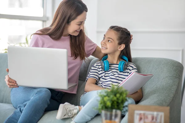 Mamá con hija en un gran estado de ánimo en casa . — Foto de Stock