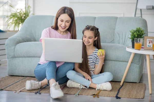 Mamá con hija mirando un portátil . — Foto de Stock