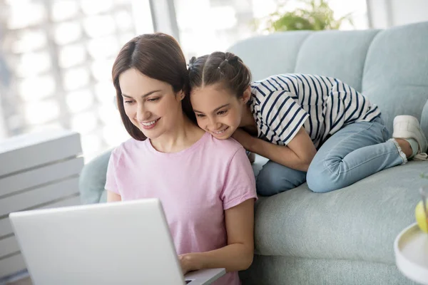 Anya a lányával érdekes dolgokat lát egy laptopon.. — Stock Fotó