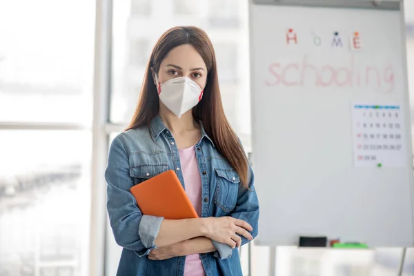 Seriös smart kvinna i skyddsmask. — Stockfoto