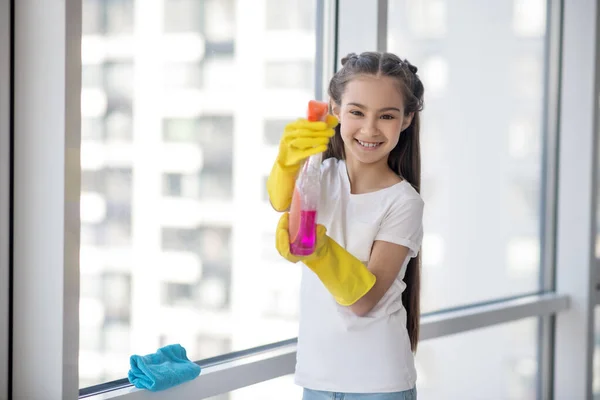 Jovencita alegre con detergente en sus manos . —  Fotos de Stock