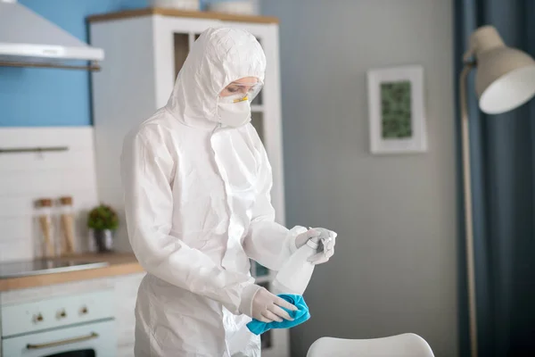 Жінка в білому робочому одязі, стоячи на кухні — стокове фото