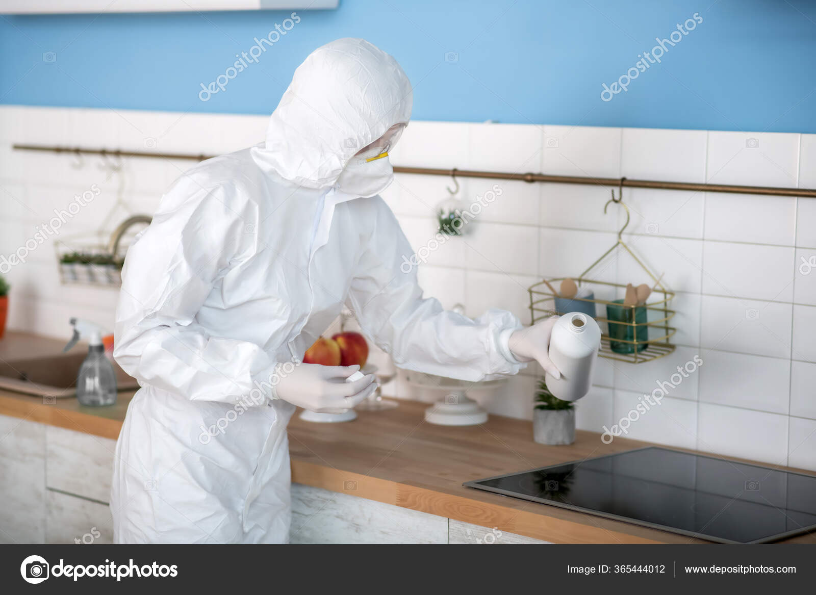 Desinfección De Cocina. Mujer Con Ropa De Trabajo Blanca Y Guantes