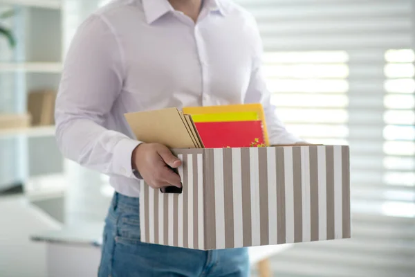 Erkek elleri kişisel eşyalarla dolu bir kutu taşıyor. — Stok fotoğraf