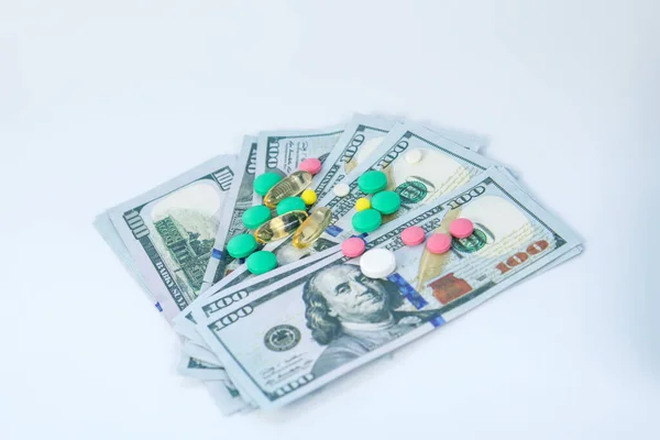 Close up picture of banknotes and pain killers — Stock Photo, Image