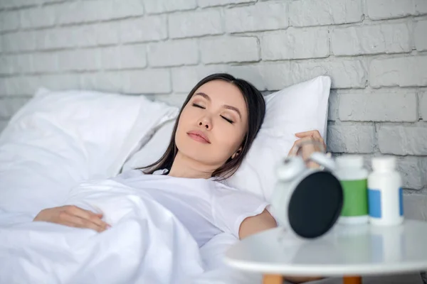 Morena mujer durmiendo tranquilamente en su cama —  Fotos de Stock