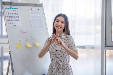 Genç işaret dili tercümanı sağırlar için webinar çeviriyor