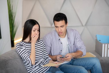 İşten atıldım ve biraz para aldım koca ve üzgün eş..