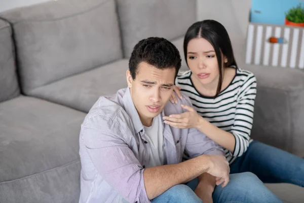 Casal jovem decidindo uma questão importante juntos — Fotografia de Stock