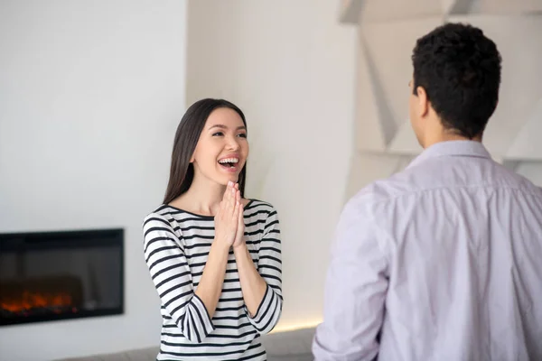 Hombre de pie con la espalda frente a una mujer alegre . — Foto de Stock