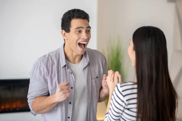 Ung glad man står mitt emot sin fru. — Stockfoto