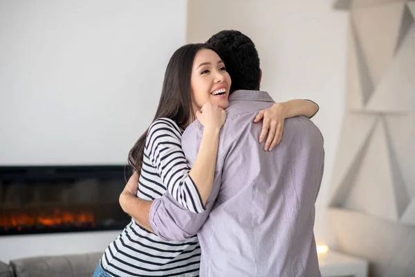 Feliz sorrindo jovem mulher abraçando seu marido . — Fotografia de Stock