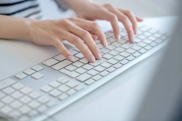 Imagen de cerca de las manos femeninas en el teclado — Foto de Stock