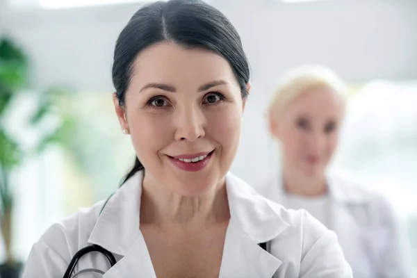 Foto ravvicinata di due medici donne — Foto Stock